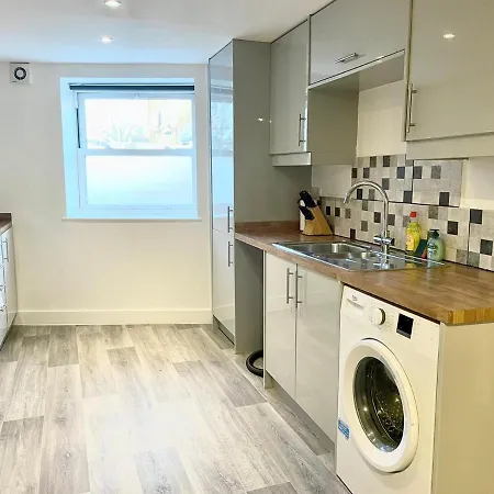 *modern & Stylish 2 Double Bedroom-free Parking!* * בריסטול