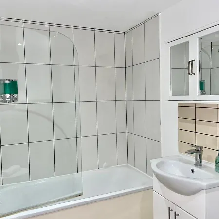 *modern & Stylish 2 Double Bedroom-free Parking!* Apartment *