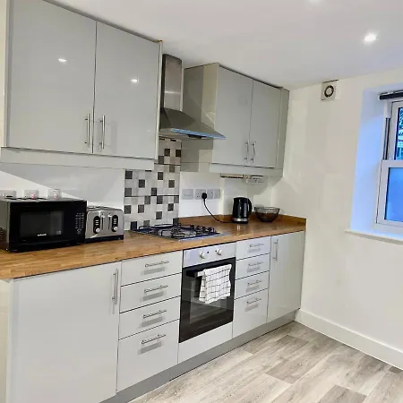 Apartment *modern & Stylish 2 Double Bedroom-free Parking!* *