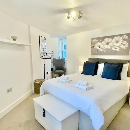 *modern & Stylish 2 Double Bedroom-free Parking!*